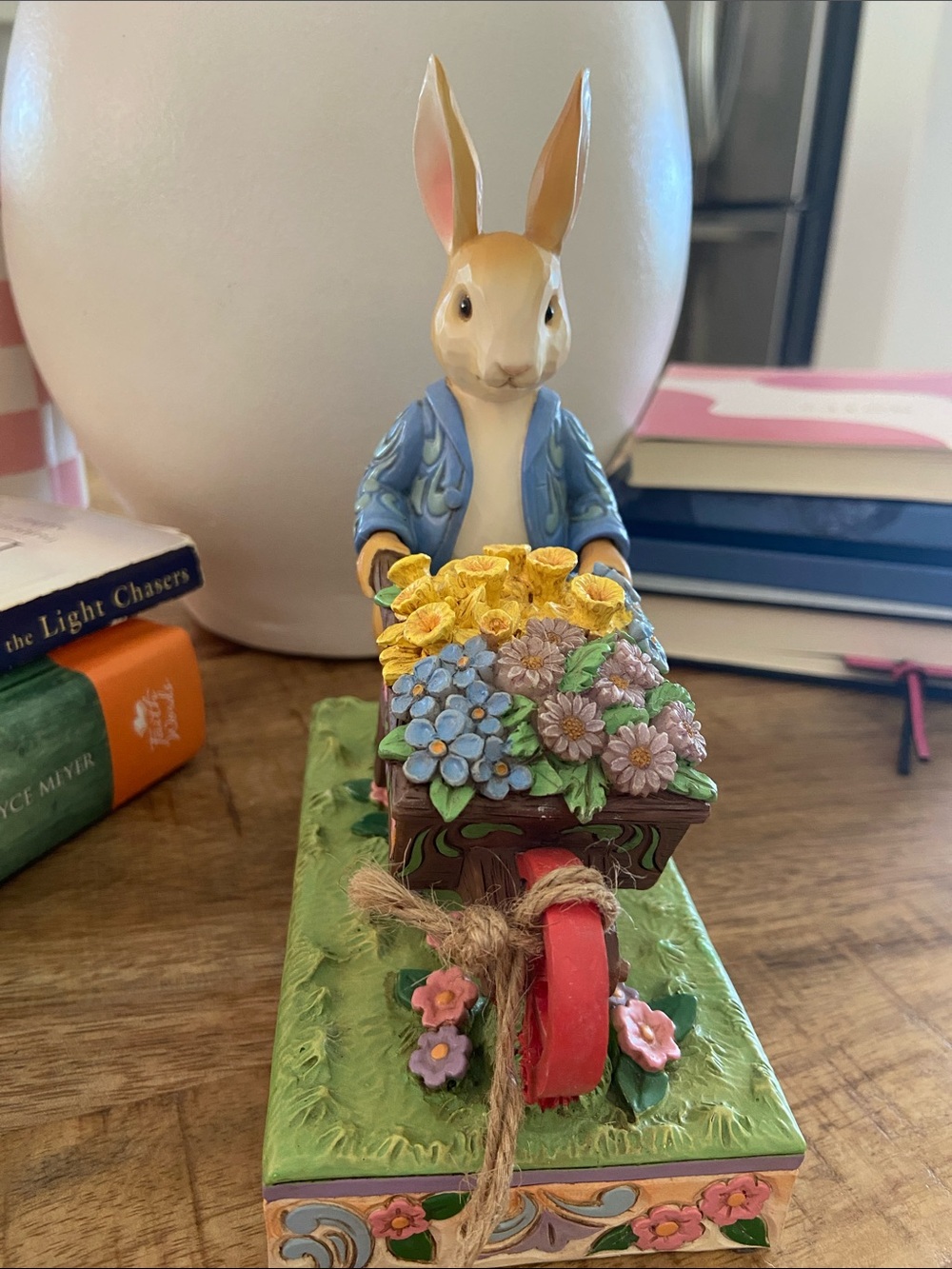 Jim Shore 6014048 Peter Rabbit with Flowers